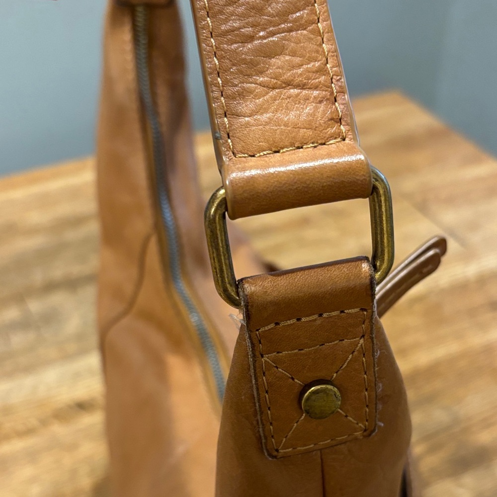 American Leather Co. Tan Shoulder Hobo Bag. Soft Leather. Organization Pockets. - Picture 6 of 15